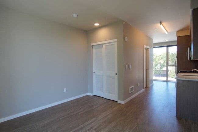 Building Photo - Sellwood 3rd Floor-Studio w W/D Ready Late...