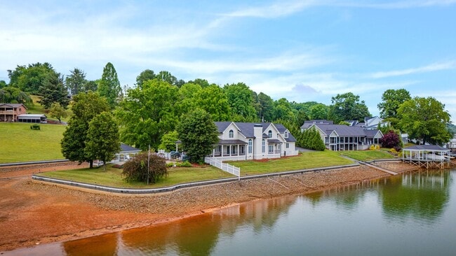 Building Photo - Experience lakefront living at its finest in the heart of East TN