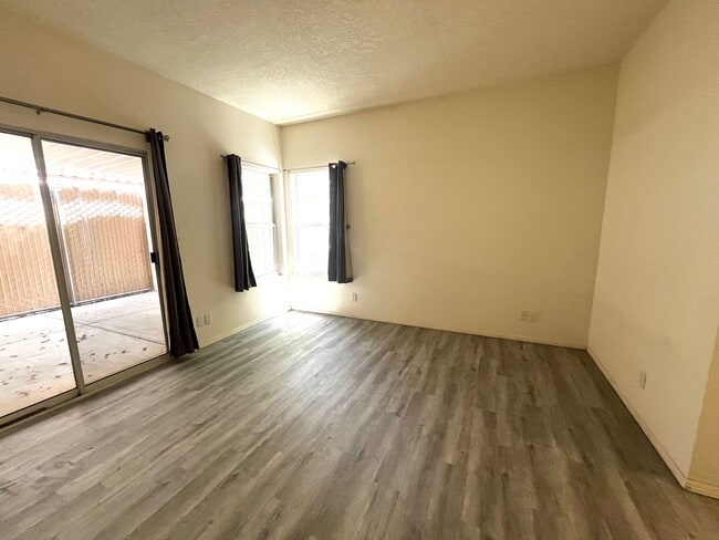 Building Photo - 3 bedroom, 2 bathroom home in NE Heights