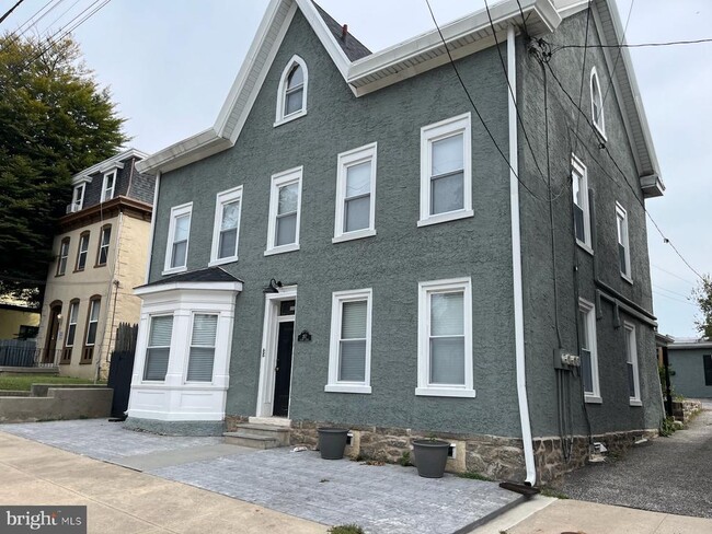 Building Photo - 357 Lyceum Ave