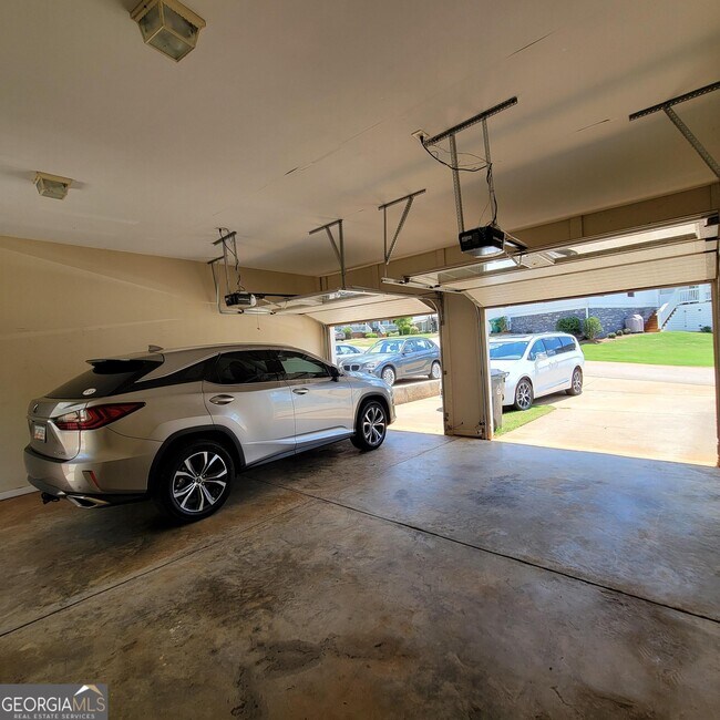 Building Photo - 1111 Surrey Ln