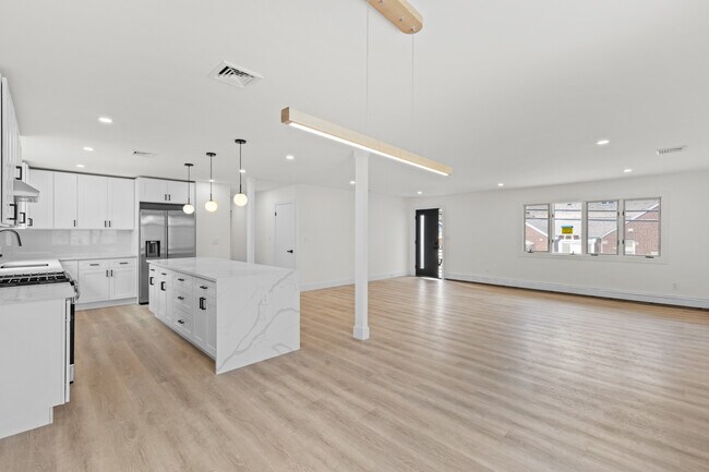 Building Photo - 302 E Harriet Ave