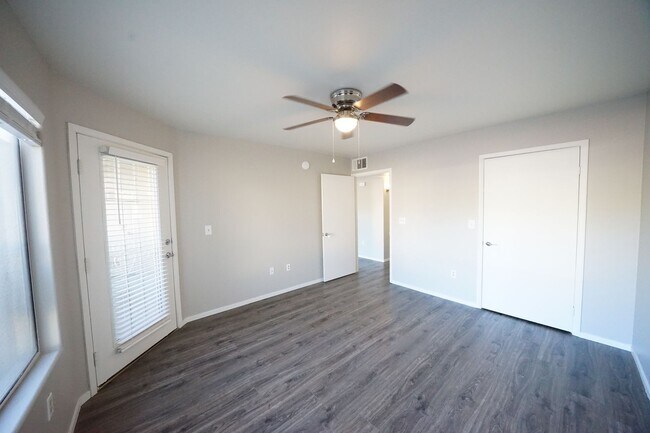 Building Photo - 5710 E Tropicana Ave