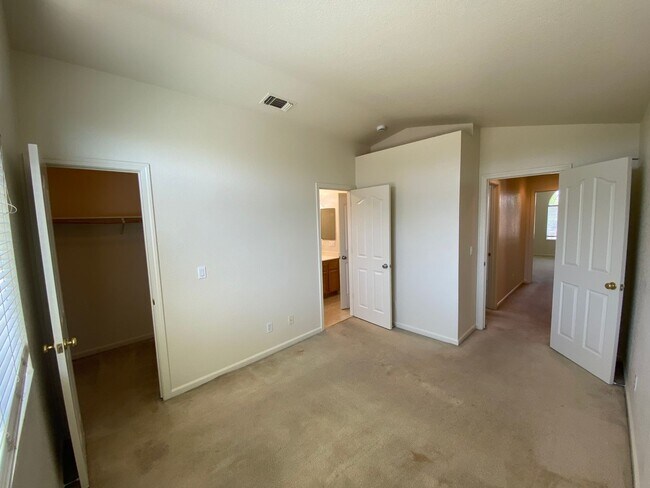 Building Photo - Spacious & Nice!