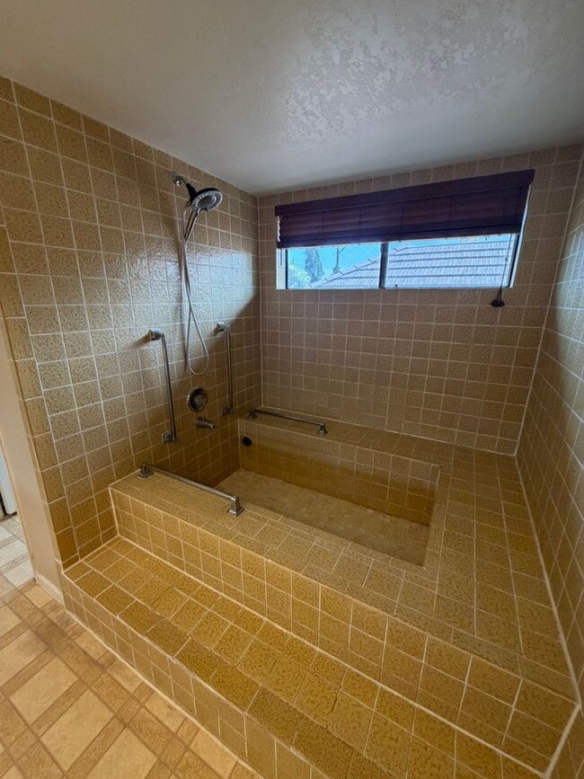 Building Photo - 2323 Easthills Dr