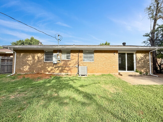 Building Photo - 812 Royal Ave