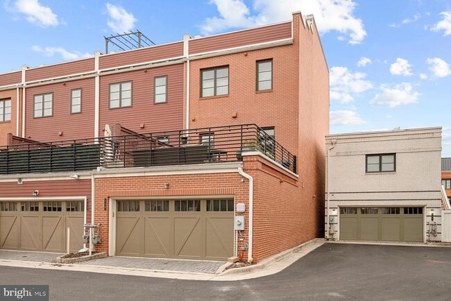 Building Photo - 710 E Howell Ave