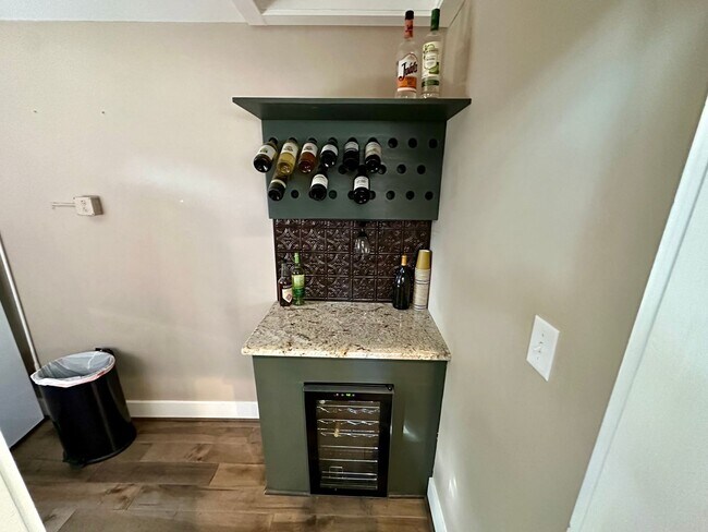 Building Photo - Large 3 Bedroom With Water Views