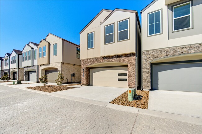 Building Photo - 2920 El Fenice Ln