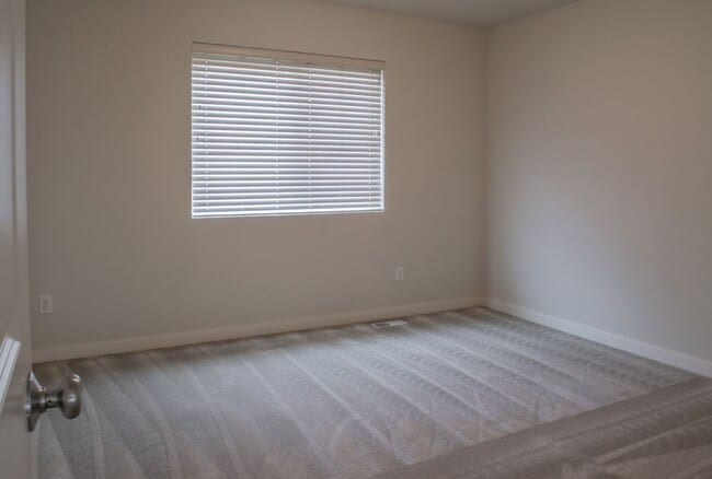 Building Photo - Spacious 1,884 sq ft 3bd 2.5bth home w/ loft & 2 car garage!