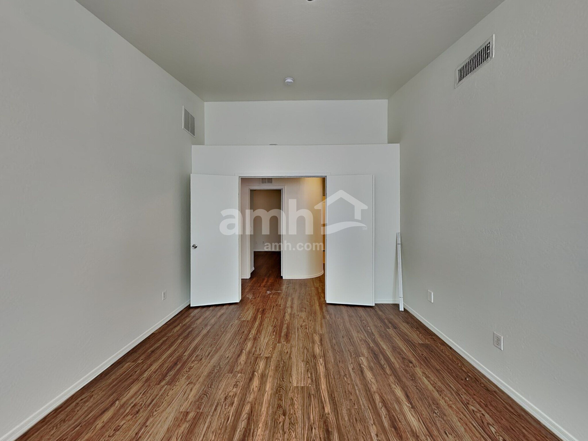 Building Photo - 717 W Beth Dr