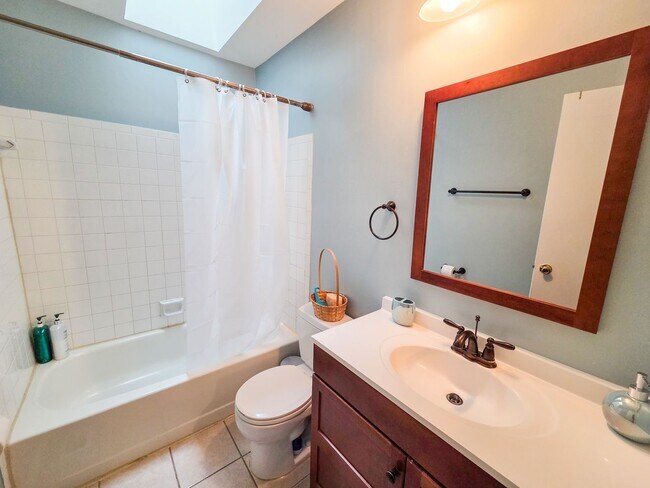 Building Photo - Beautiful 3BR Townhouse in Rockville/Derwood for early June Move-In!