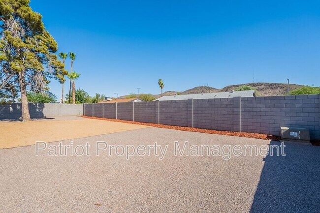 Building Photo - 1609 W Voltaire Ave