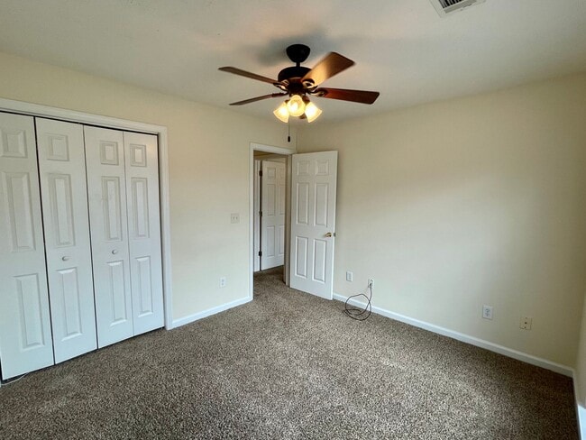 Building Photo - 4 Bedrooms in Eastern Oaks