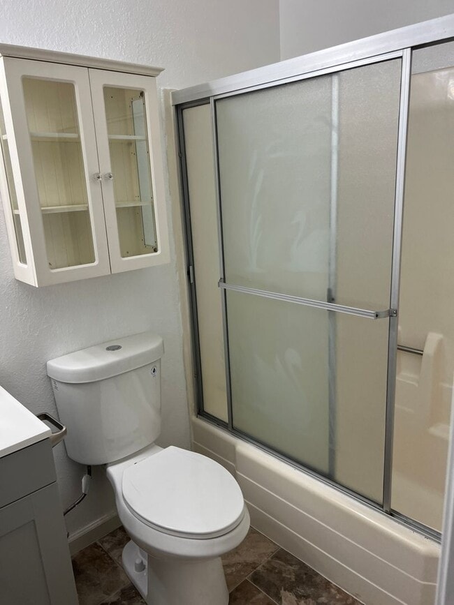 Building Photo - 3-bedroom, 2-bathroom home in Redding Upda...