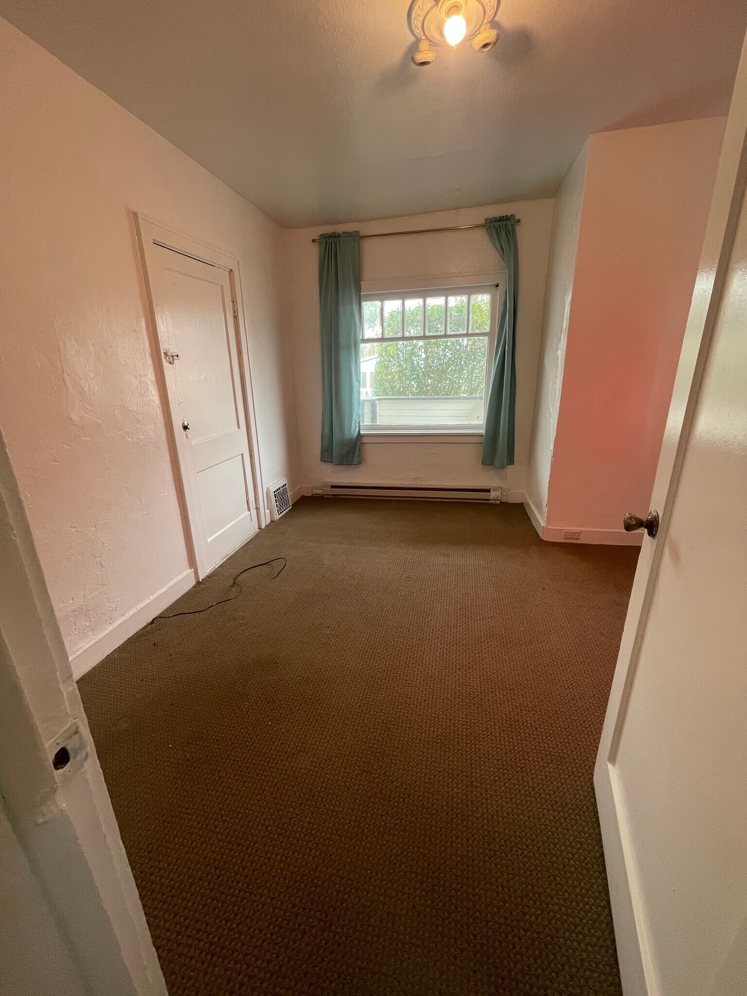 Building Photo - 390 W 19th Ave