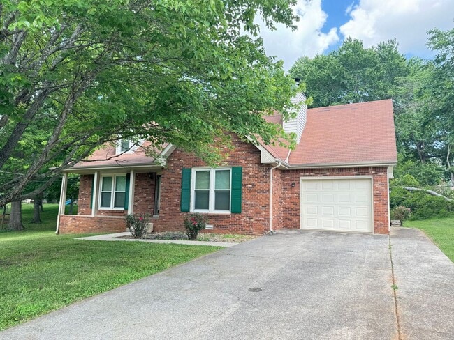 Building Photo - Exit 8! Rossview School. 4 Bed/2 Bath over 1700 Sq.ft!