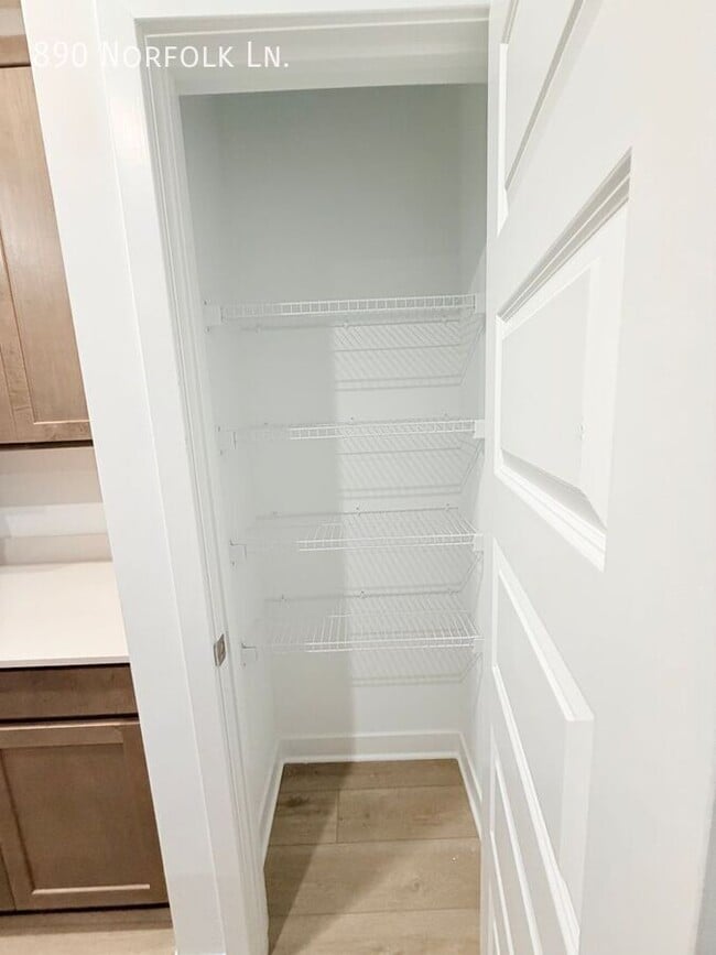 Building Photo - 890 Norfolk Ln