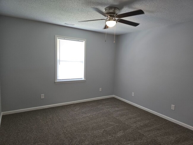 Building Photo - 2 Bedrooms/1 Bath Upstairs unit