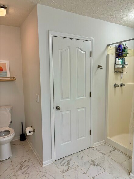 Building Photo - 604 Greenleaf Ave