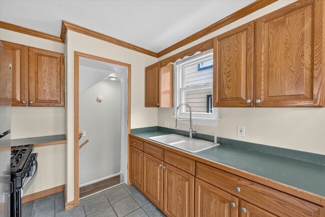 Building Photo - Charming 3-Bedroom Bungalow for Rent in Lincoln Park