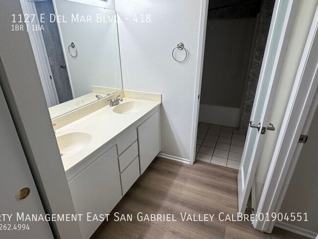 Building Photo - 1127 E Del Mar Blvd