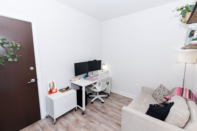 Building Photo - Spacious PENTHOUSE unit has it all! Light filled 1BR/1BA + DEN condo