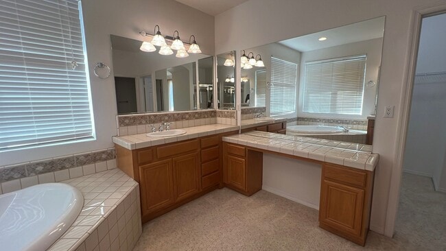 Building Photo - West Palmdale Home in Golf Course