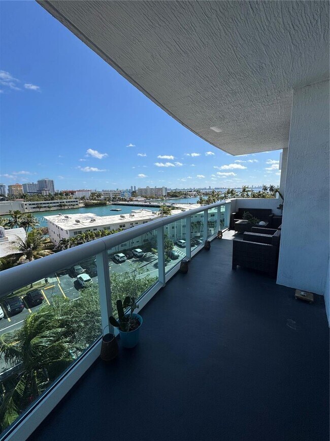 Building Photo - 7910 Harbor Island Dr