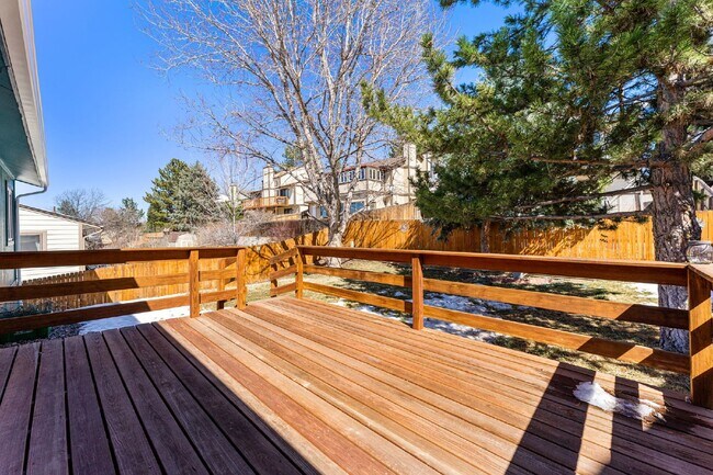 Building Photo - Beautiful 3 Bed, 2 Bath Home in Aurora with Backyard and Deck!