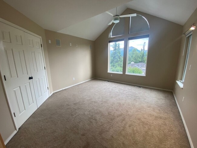 Building Photo - A gorgeous Eagle River home with views for...