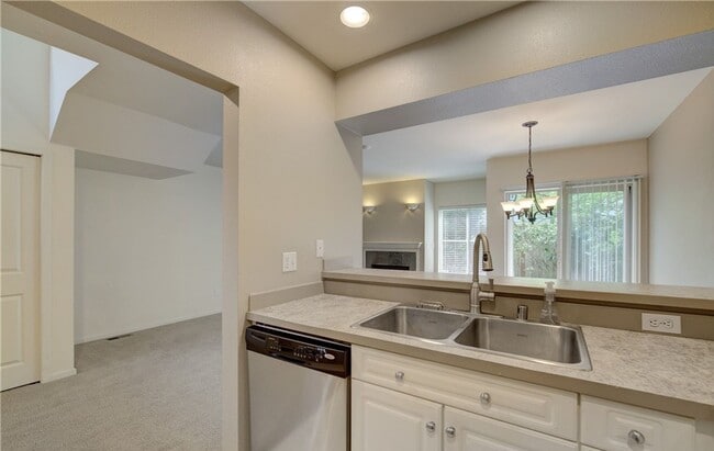 Building Photo - 2bd/2.5ba Redmond Townhouse