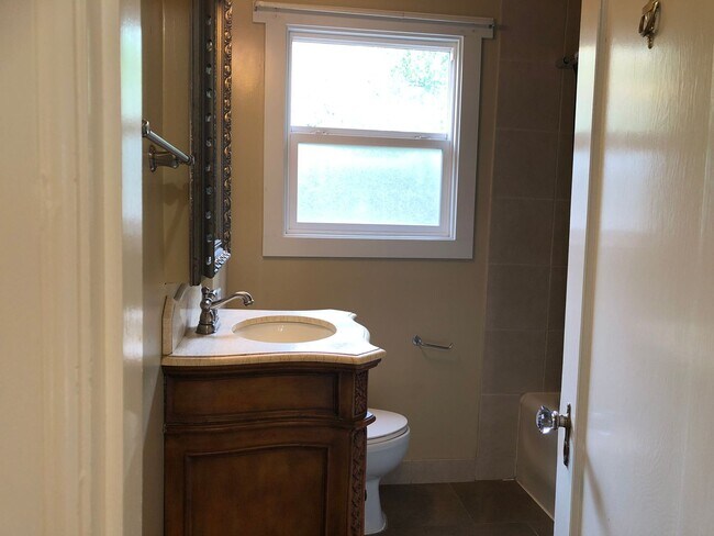 Building Photo - 406 NE 80th St