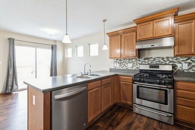 Building Photo - Commuter's Dream!!  3 Bedroom, 2.5 Bathroom Home in West Des Moines!