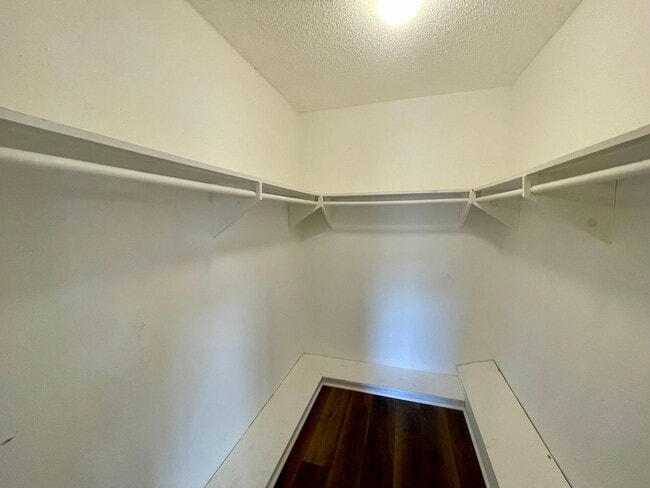 Building Photo - 3/2 on 5 Acres!