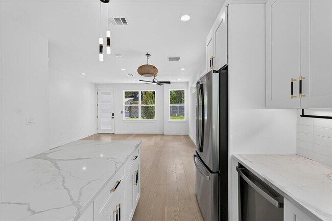 Building Photo - 5305 Ledesma Rd