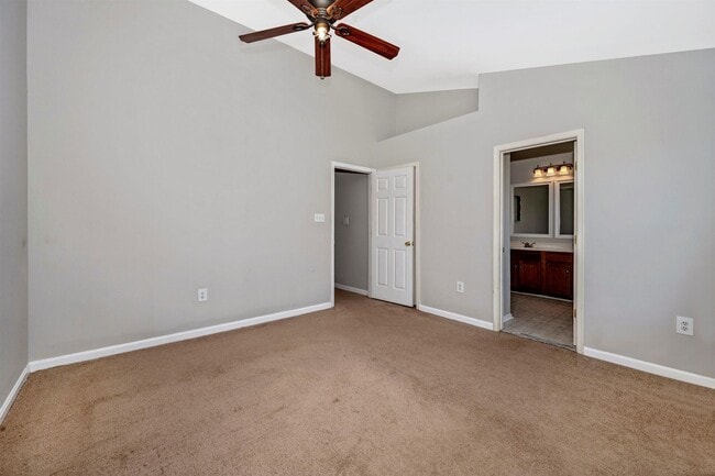 Building Photo - Fantastic End Unit Townhouse For Lease