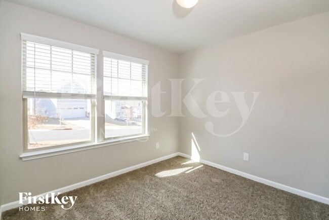 Building Photo - 10112 Holly Park Dr