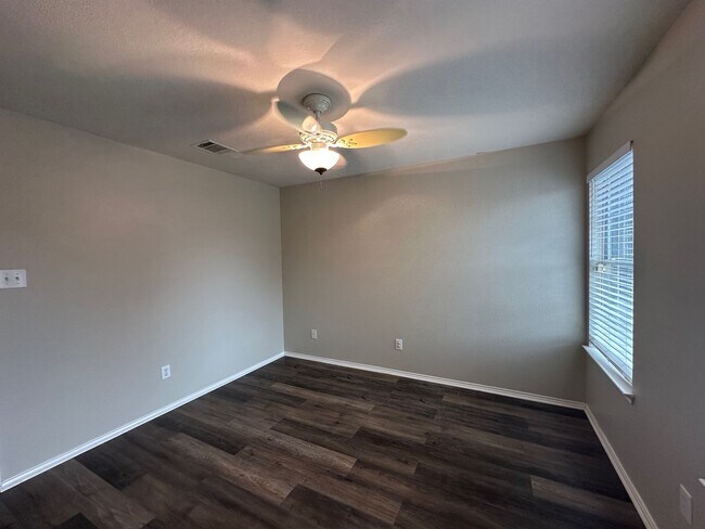 Building Photo - **Available 6/6/25**