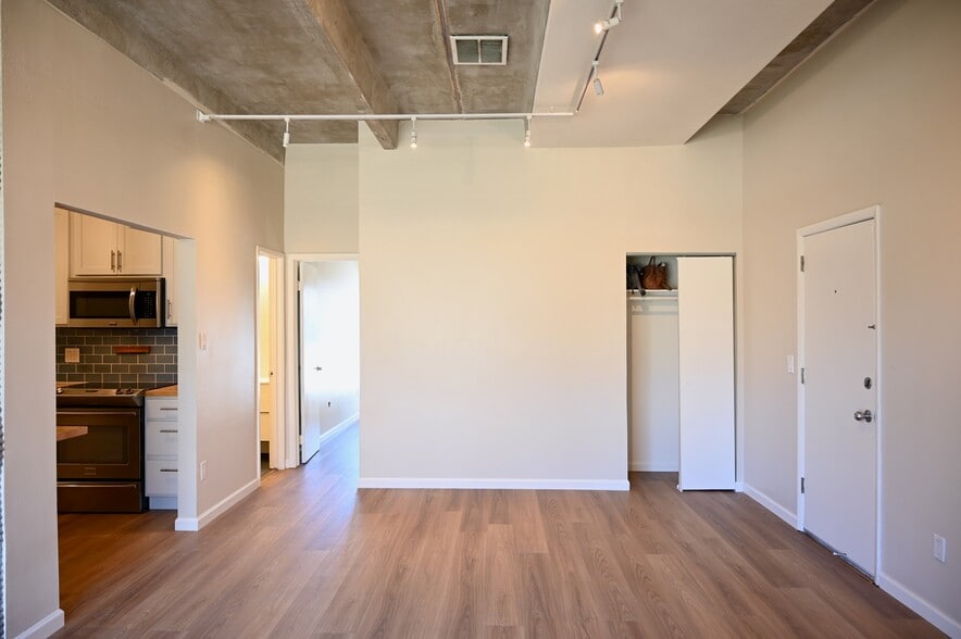 Building Photo - 675 S University Blvd