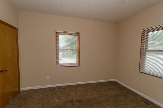 Building Photo - 4 bedroom, 1 bath home: Available July 2026!
