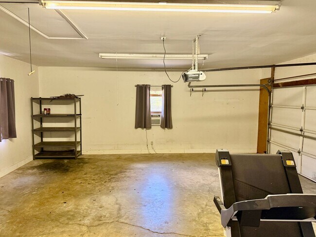 Building Photo - 3053 Woodale Cir