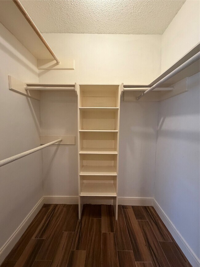 Building Photo - 1901 Brun St