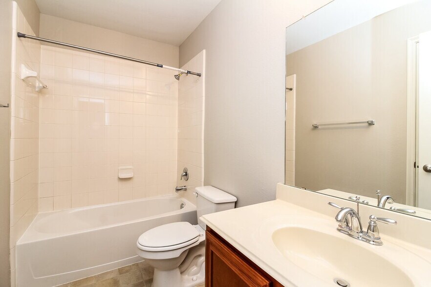 Building Photo - 2005 Blakehill Dr