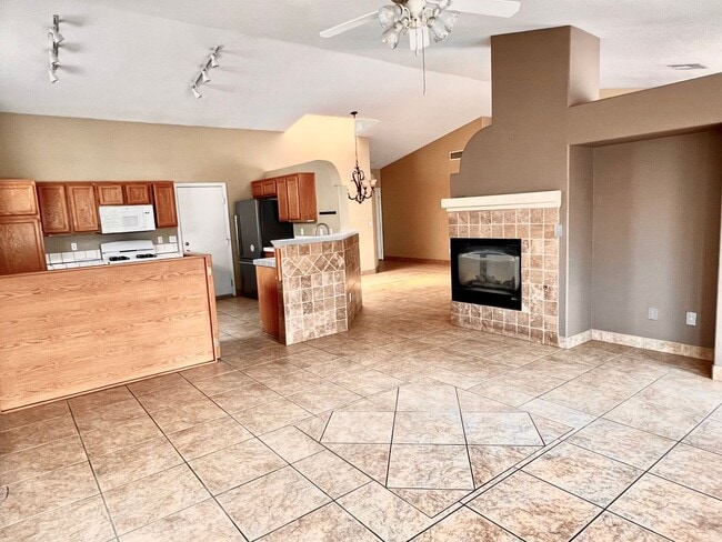 Building Photo - 3 Bedroom Single Story Home