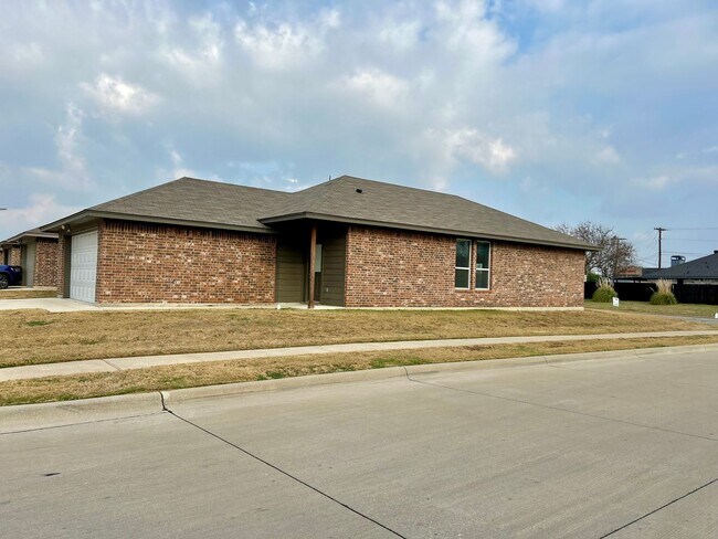 Building Photo - Great Location!