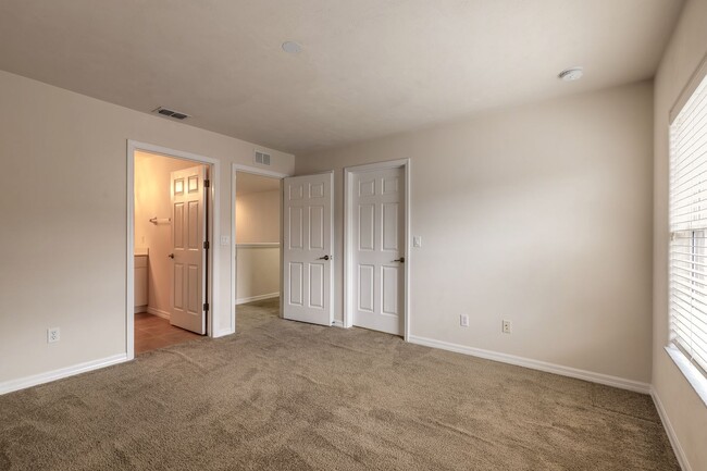 Building Photo - Charming 2-Bedroom, 3-Bathroom Townhome in...