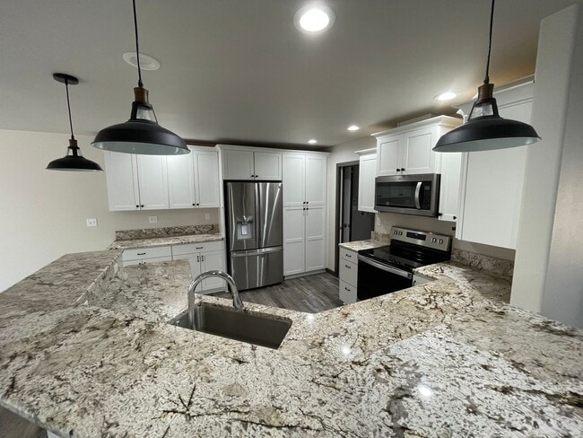 Building Photo - Charming and Modern 2 bedroom Home with Den!