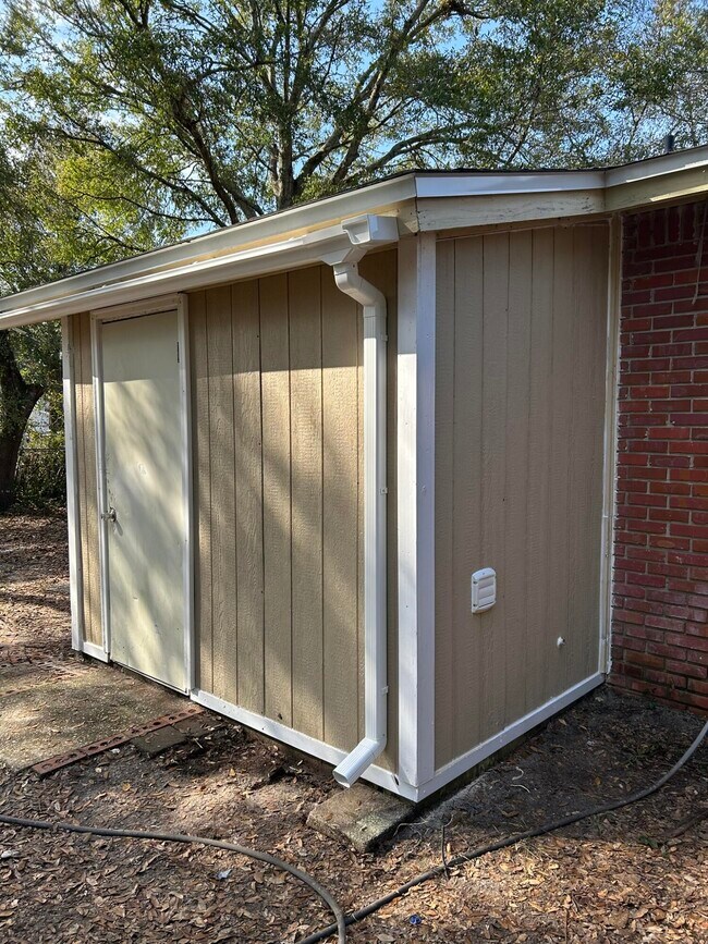 Building Photo - 1005 Pinetree Rd
