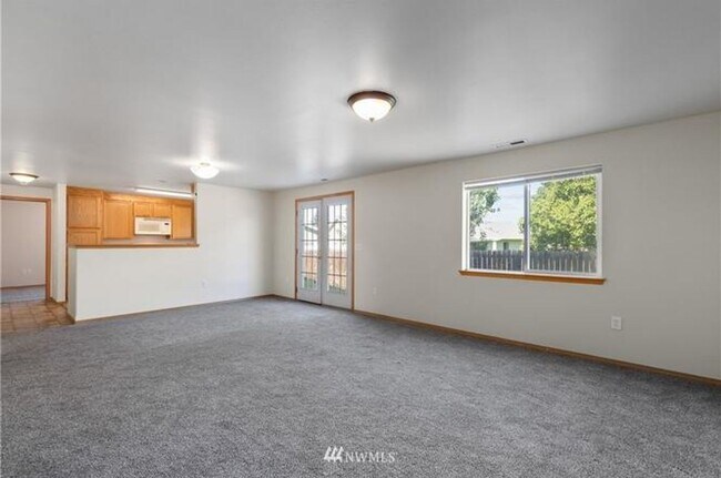 Building Photo - 107 E King Pl